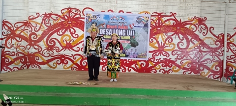 Tarian Berpasangan oleh Camat Bahau Hulu dan Istri