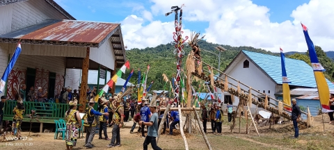Pemasangan tugu lambang dari pesta panen dan perin